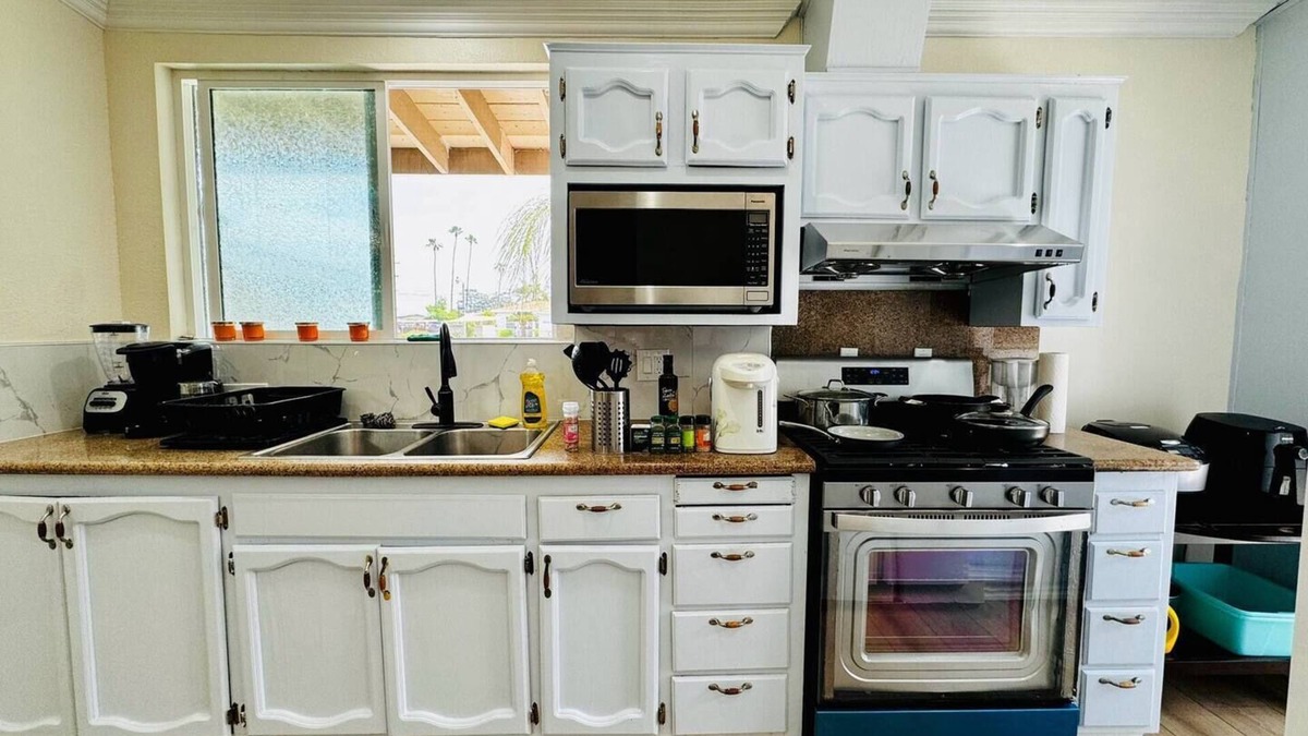 Hacienda Heights Boat Rental | Charming house boat with 4 bedrooms and WiFi, AC in gorgeous Hacienda Heights