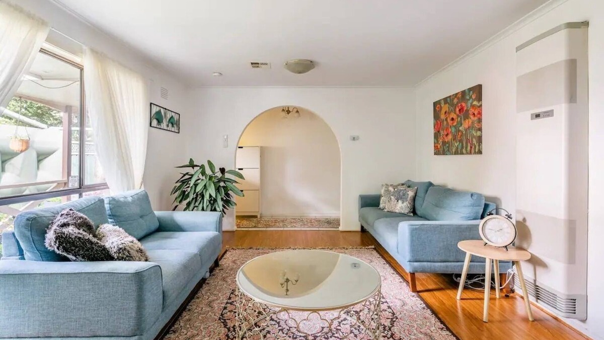 Altona Meadows House | Charming house, Walk to Station and Shopping Centre - Central to Everything!