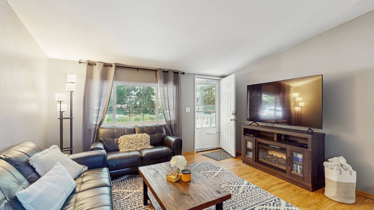 Shelton House | Charming house w/full kitchen, backyard, wifi & steps from the Lake
