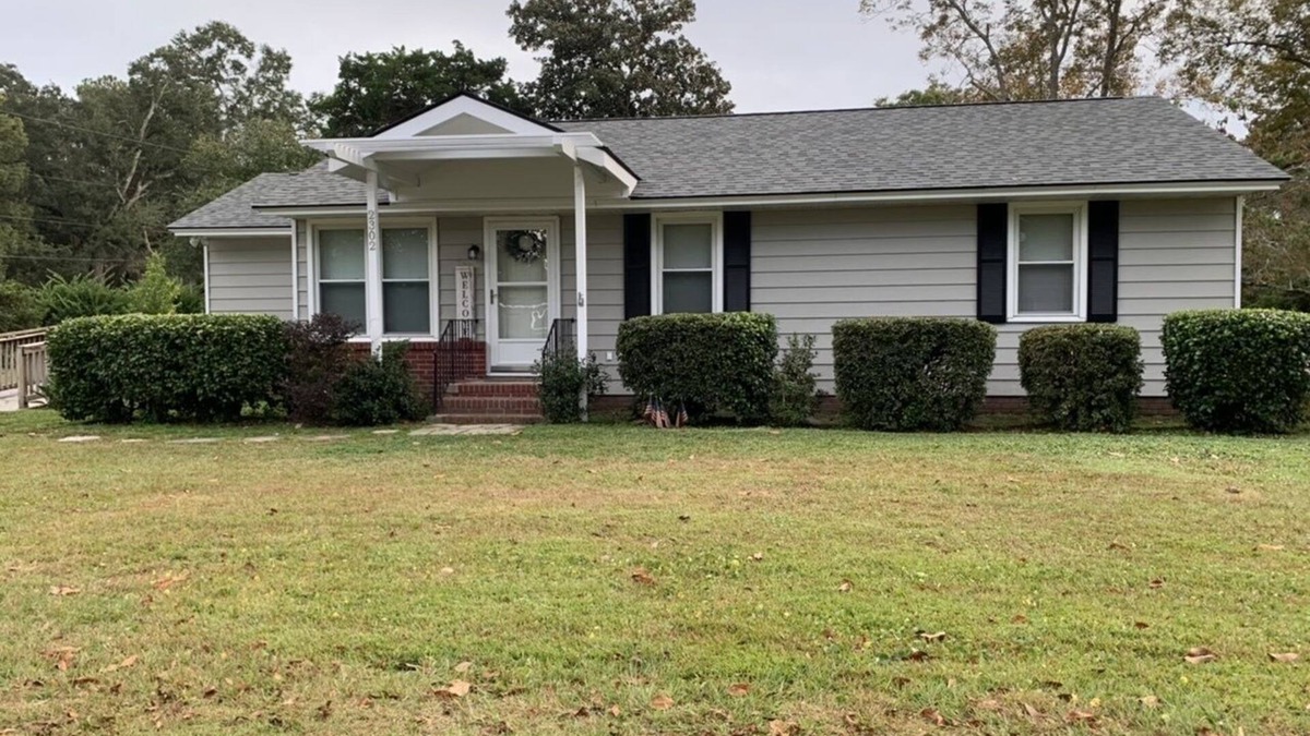 Mossy Oaks House | Charming house with a large fenced lot in a central location