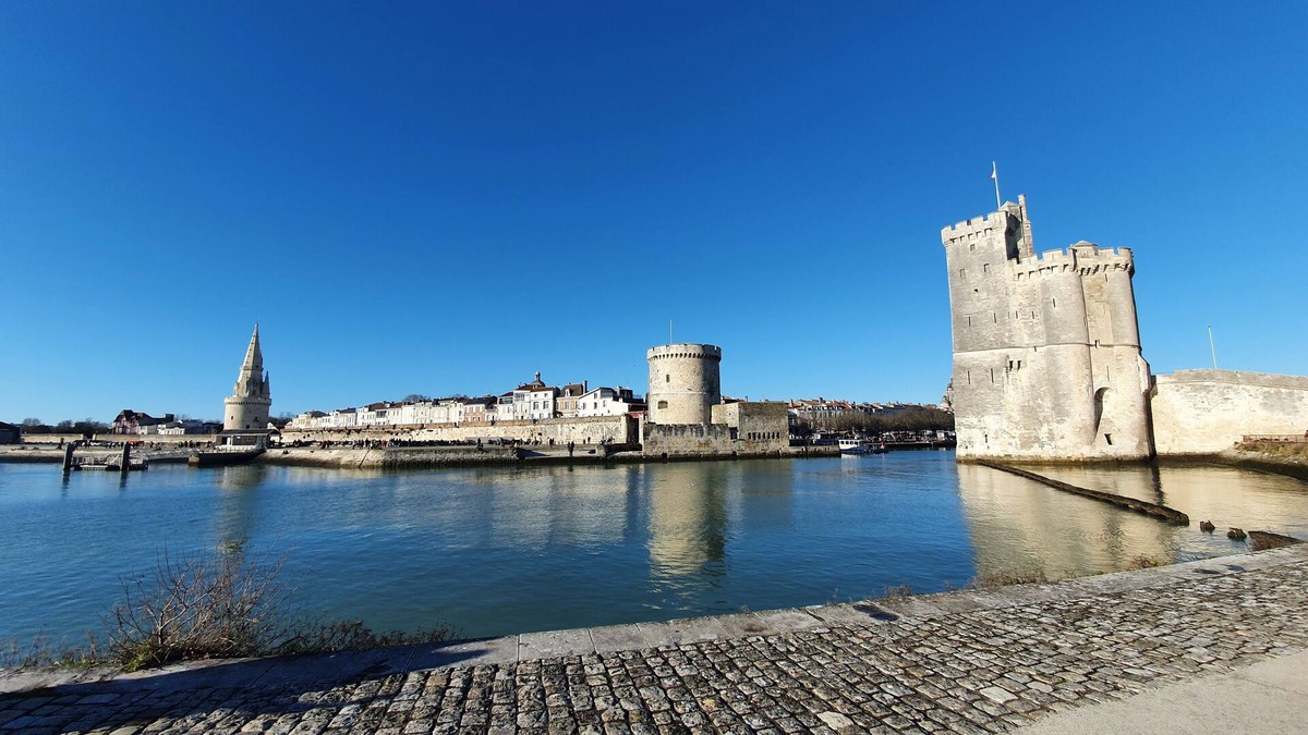 Angoulins House | Charming house with enclosed garden, near the sea or the center of the village