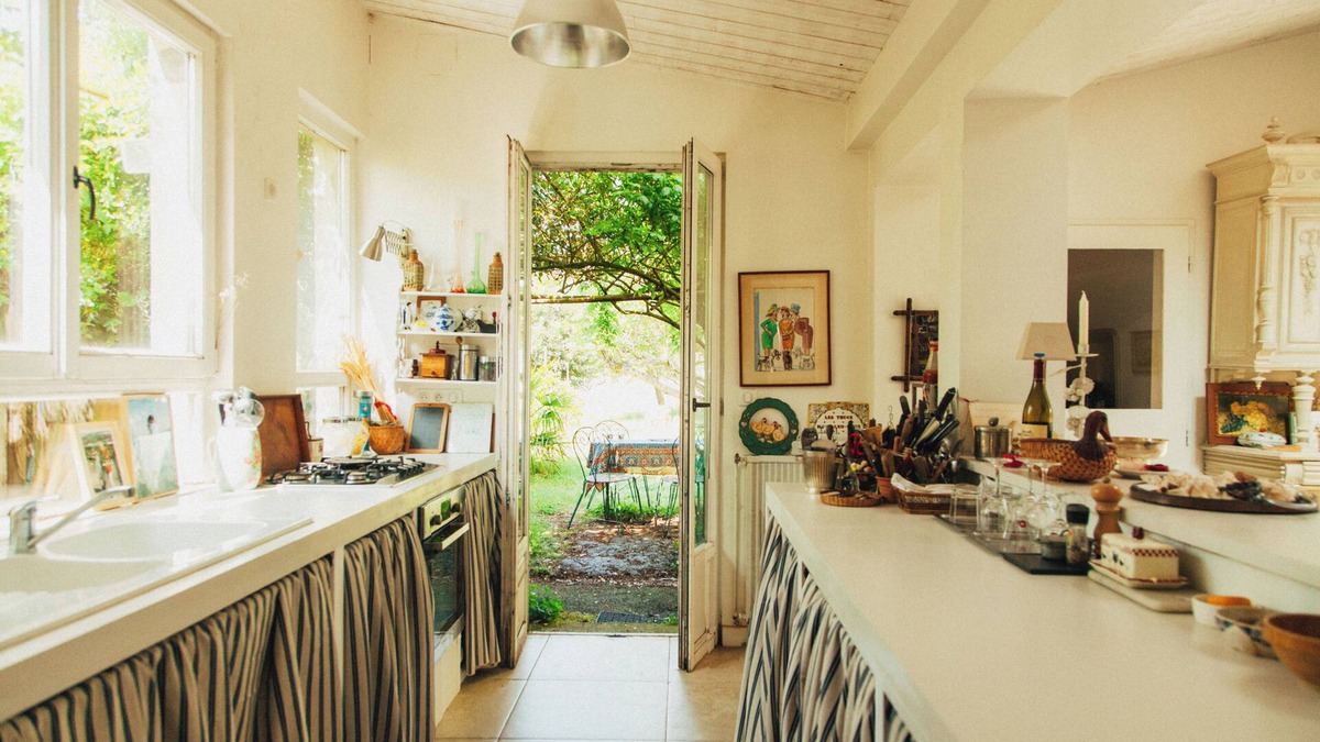 Rochefort House | Charming house with garden, country in the city, close to the beach