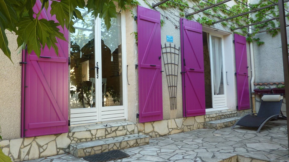 Serignan House | Charming house with gardens in a residential area