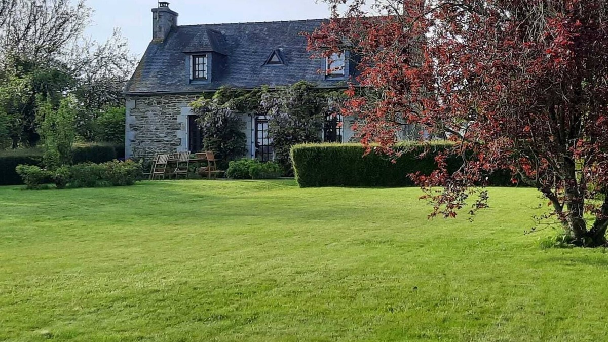 Hengoat Cottage | Charming house with large landscaped garden 9 km from the beach