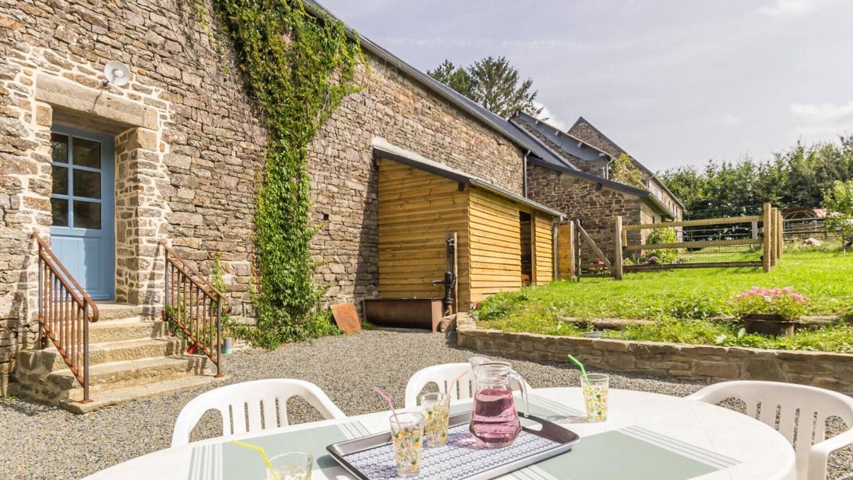 Le Tanu Cottage | Charming house with private garden, BBQ, parking