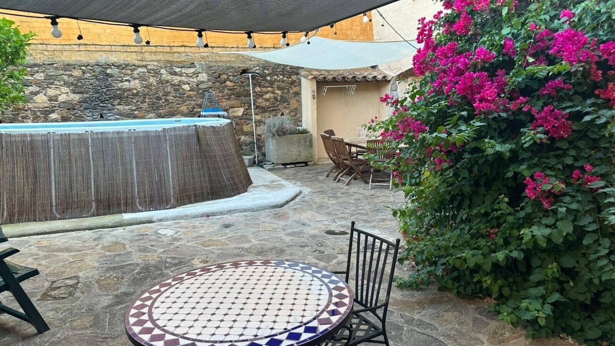 Juia House | Charming house with swimming pool in the heart of a village 15 minutes from Girona.