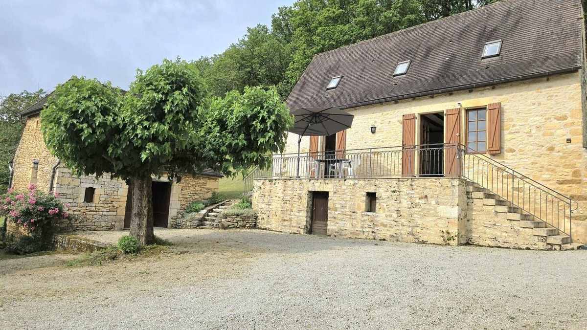 Aubas Cottage | Charming house with terrace, pets allowed