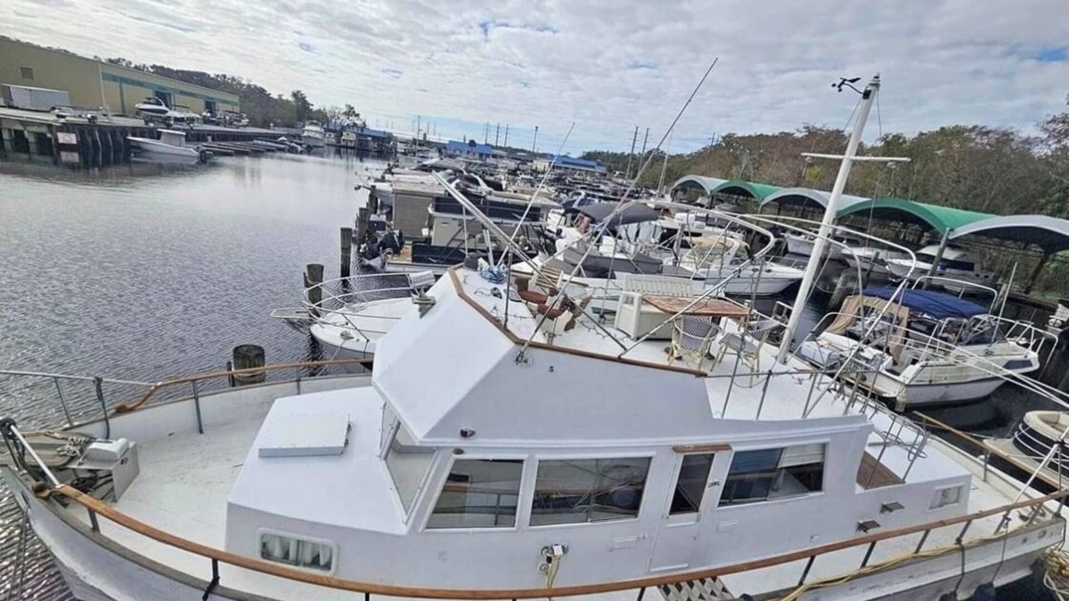 Sanford Boat Rental | Charming houseboat in pleasant Sanford with WiFi, AC