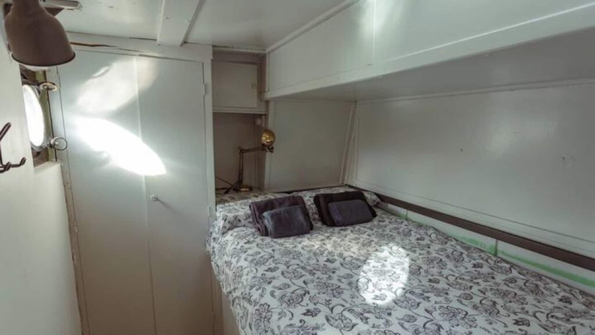 Cote Pavee Boat Rental | Charming houseboat with jacuzzi on the Canal du Midi