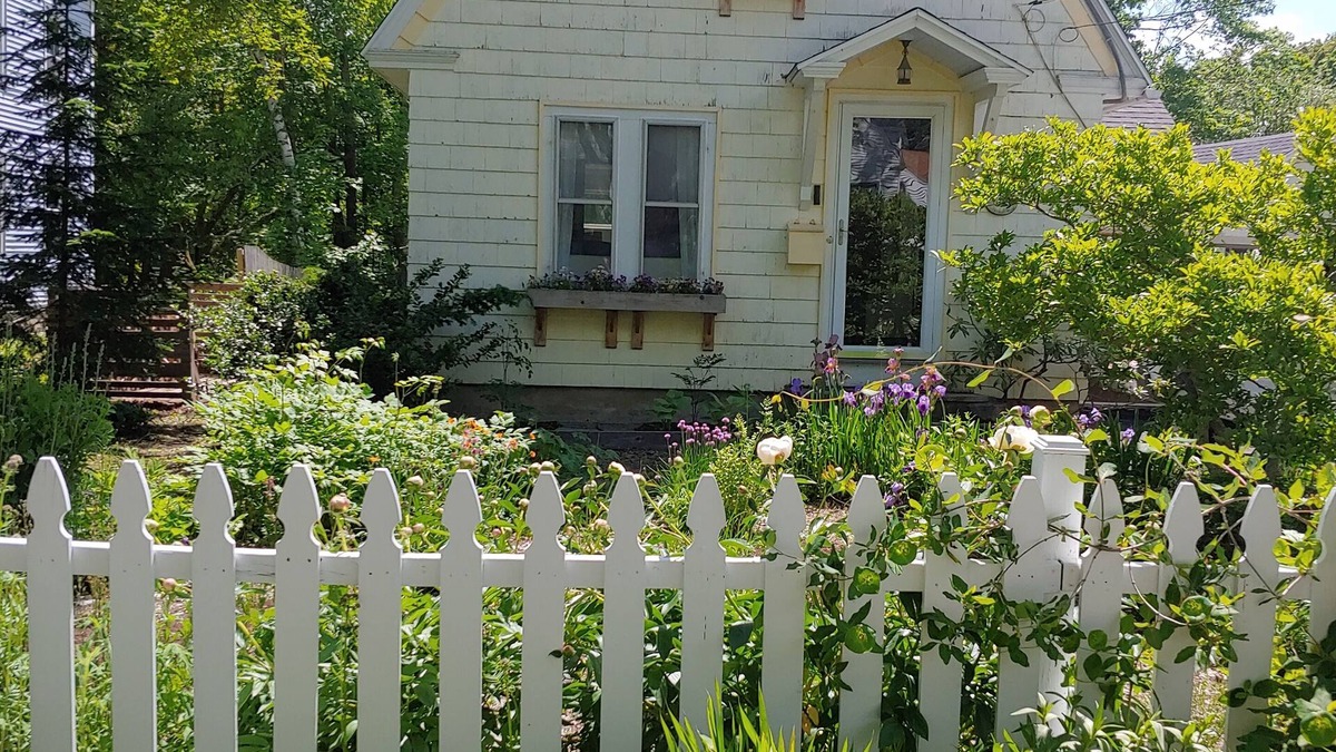 Rockland Cottage | Charming In-Town Rockland Home