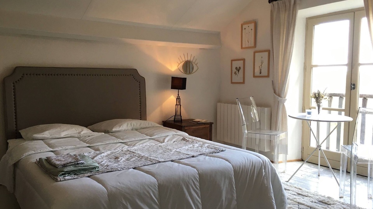 Aujols House | Charming independent room in an 18th century Mas with swimming pool near Cahors