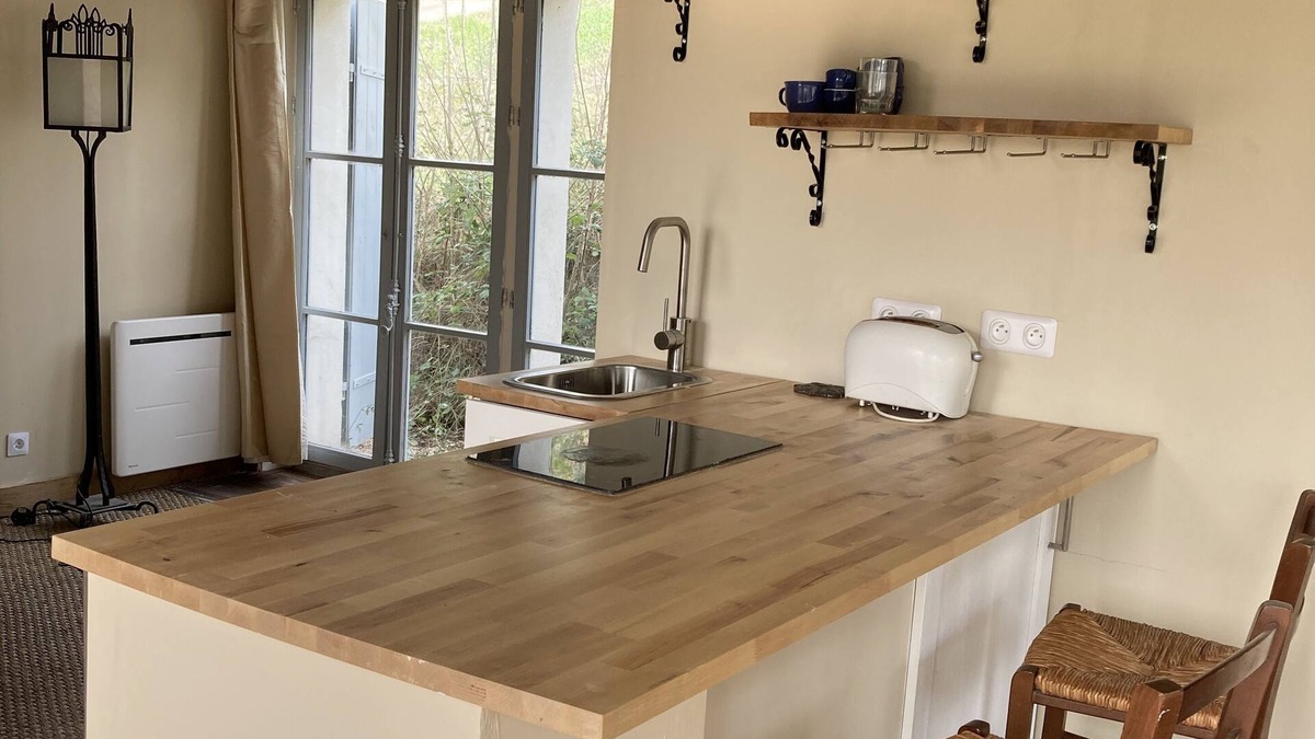 Gardanne Apartment | Charming independent studio 10 min Aix en Provence