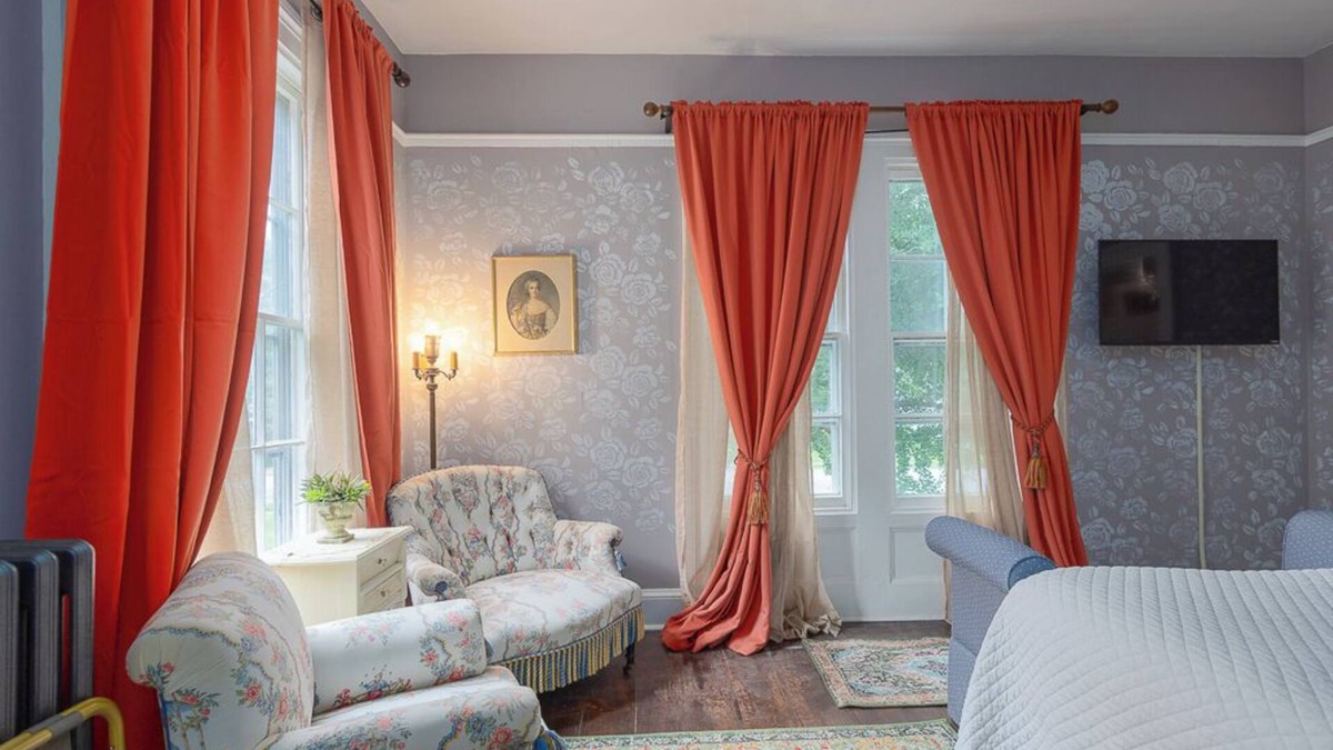 Warwick Hotel | Charming Inn Steps away from Downtown Warwick only an Hour away from NYC