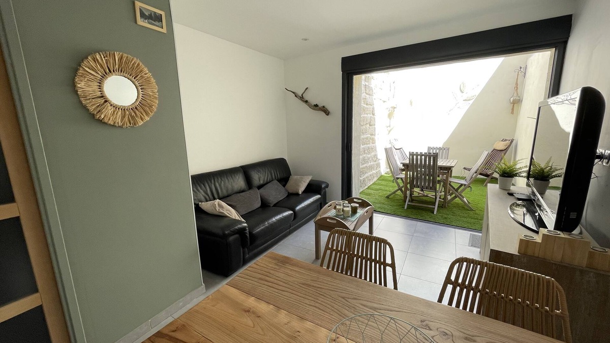 Aigues-Mortes House | Charming inner-city haven of peace.