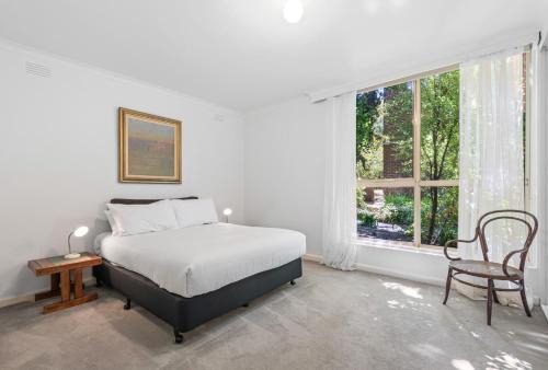 Toorak Apartment | Charming Inner-City Stay- Space, Style & Location