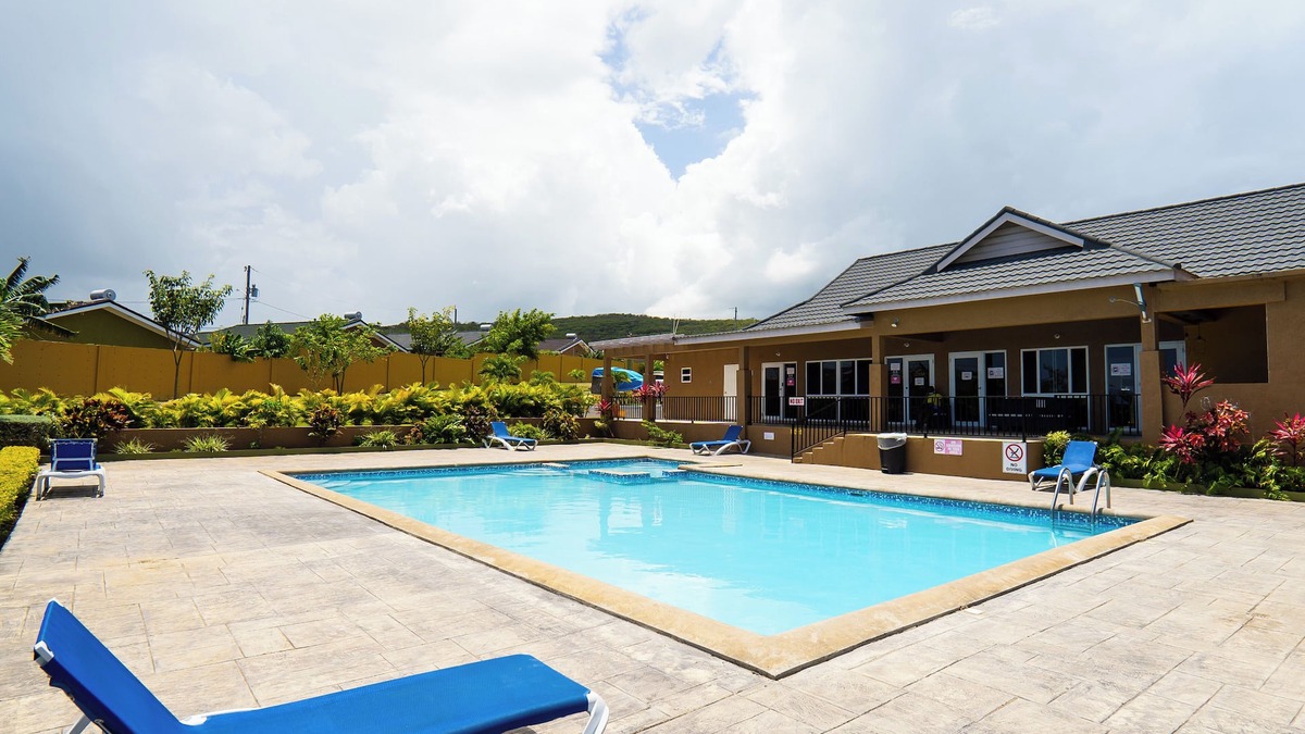 Falmouth House | Charming 2-bedroom house with pool, gym, room, 5 minutes away from attractions