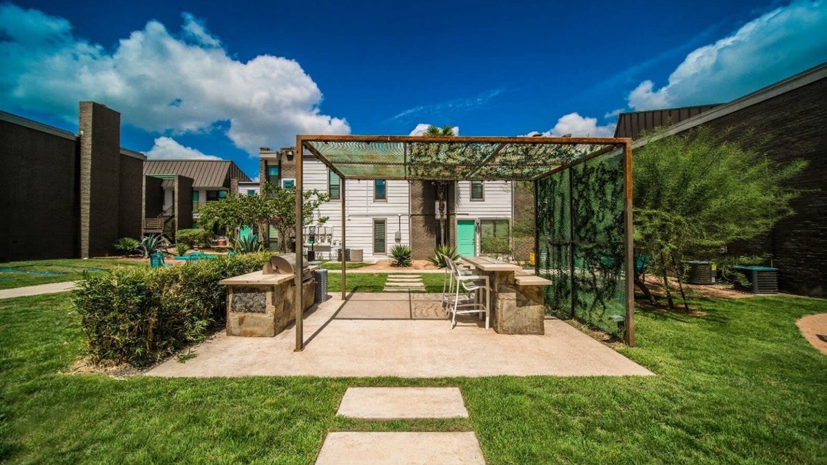 Riverside Apartment | Charming King Bed 1BR w Pool 5 Min to DT