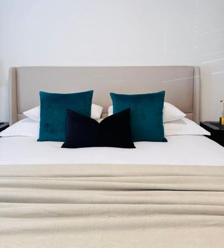West Side House | Charming King Bedroom with Private Bathroom Vancouver West