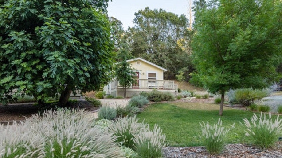 Calistoga Cottage | Charming King Cottage