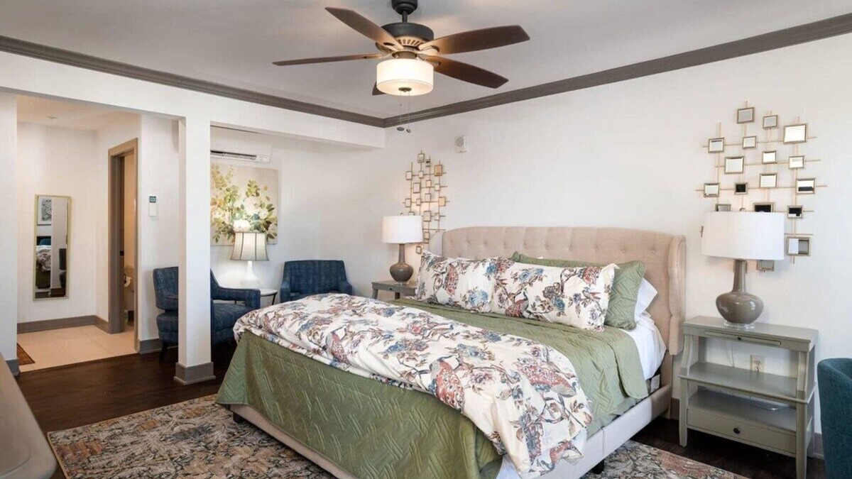 Parkville Apartment | Charming King Suite Parkville Shops