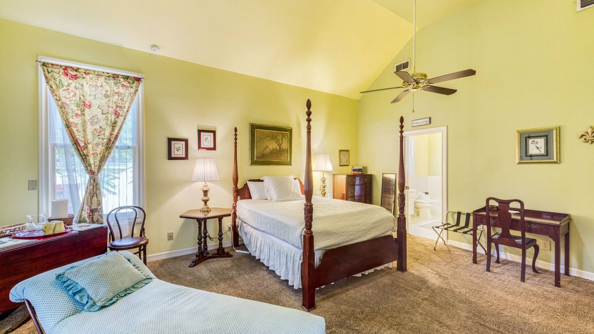 Arsenal Bed & Breakfast | Charming King William Studio | River Walk | Pearl