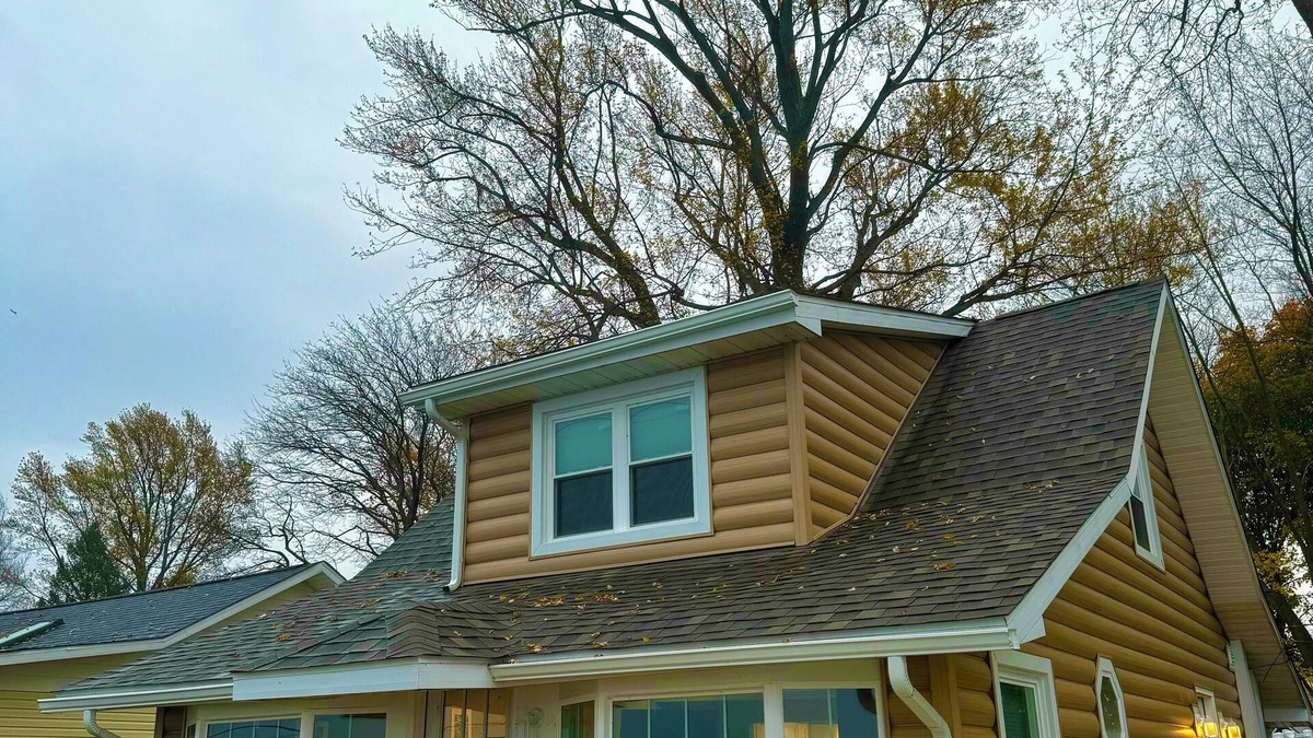 Conneaut House | Charming Lake Erie front 2-bedroom house with hot tub in lovely Conneaut