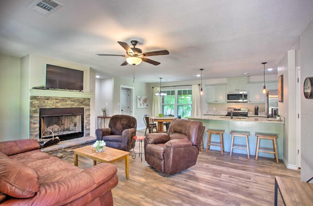 Yantis House | Charming Lake Fork Cottage with Screened-In Porch!