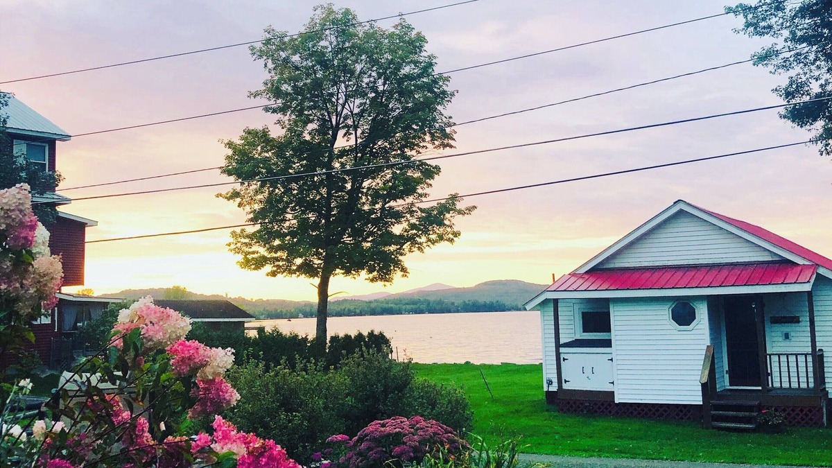 Derby Cottage | Charming, lake-front, 2-bedroom cabin with AC, WiFi in superb Derby