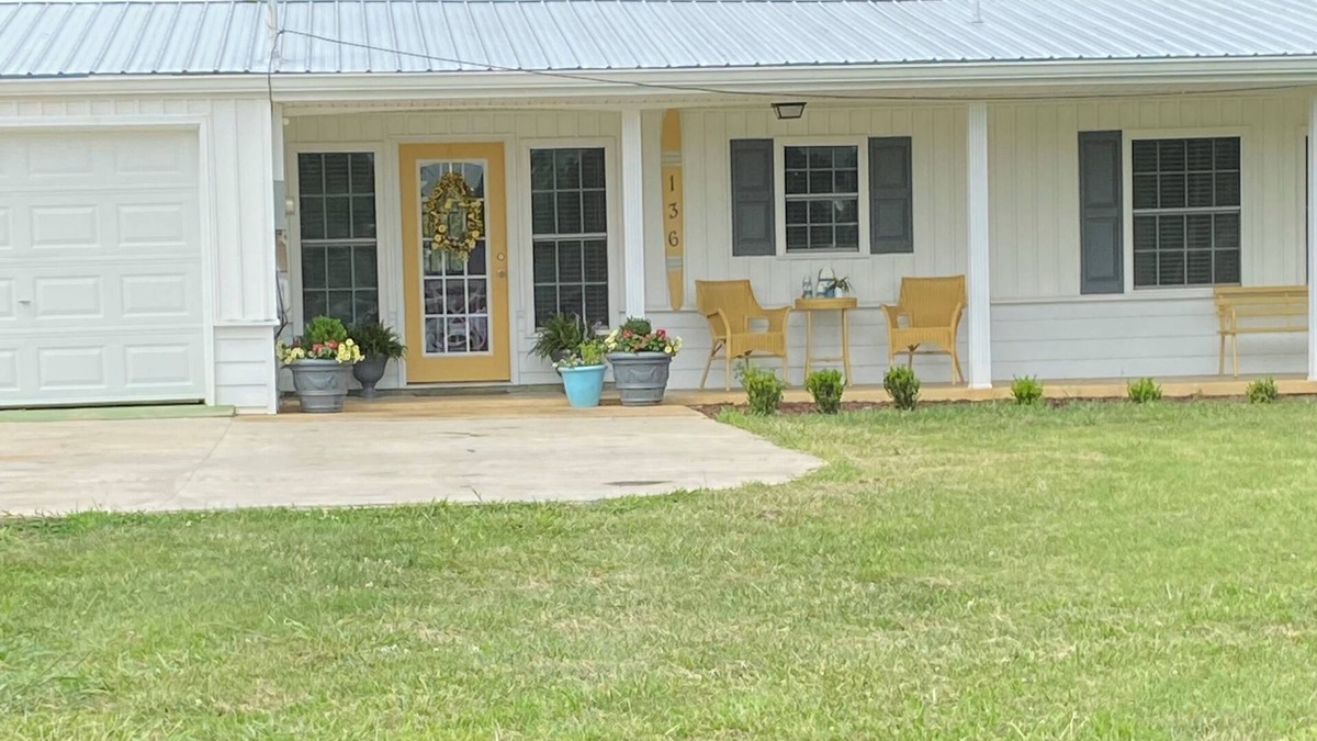 Piney Flats Cottage | Charming lake front 2-bedroom cottage in Gray with WiFi and AC
