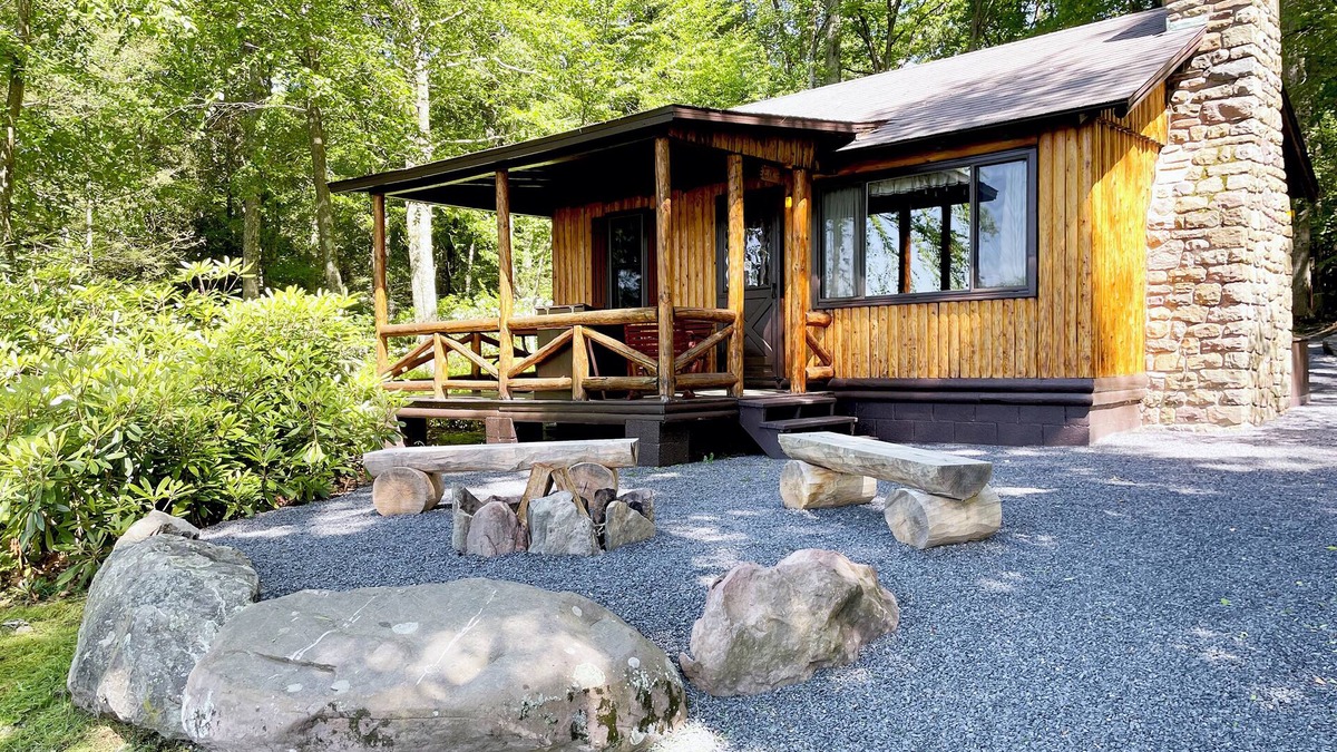 Reeders Cabin | Charming Lake Front Log Cabin with Fire Pit in the Poconos