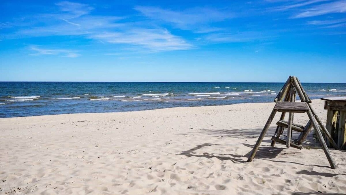 Oscoda House | Charming Lake Huron Cottage Private Beach Access