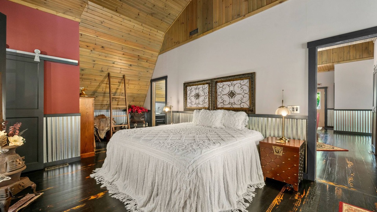 Logan Cabin | Charming Lake Loft, Beautiful Lake & Ravine View, Hot Tub, Kayaks,Sauna,King Bed
