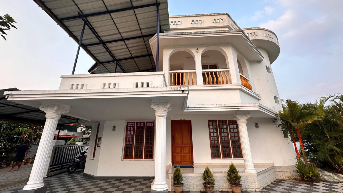 North Paravur Villa | Charming Lake/River front 3 BHK VILLA for DAILY RENT in Cochin,ERNAKULAM