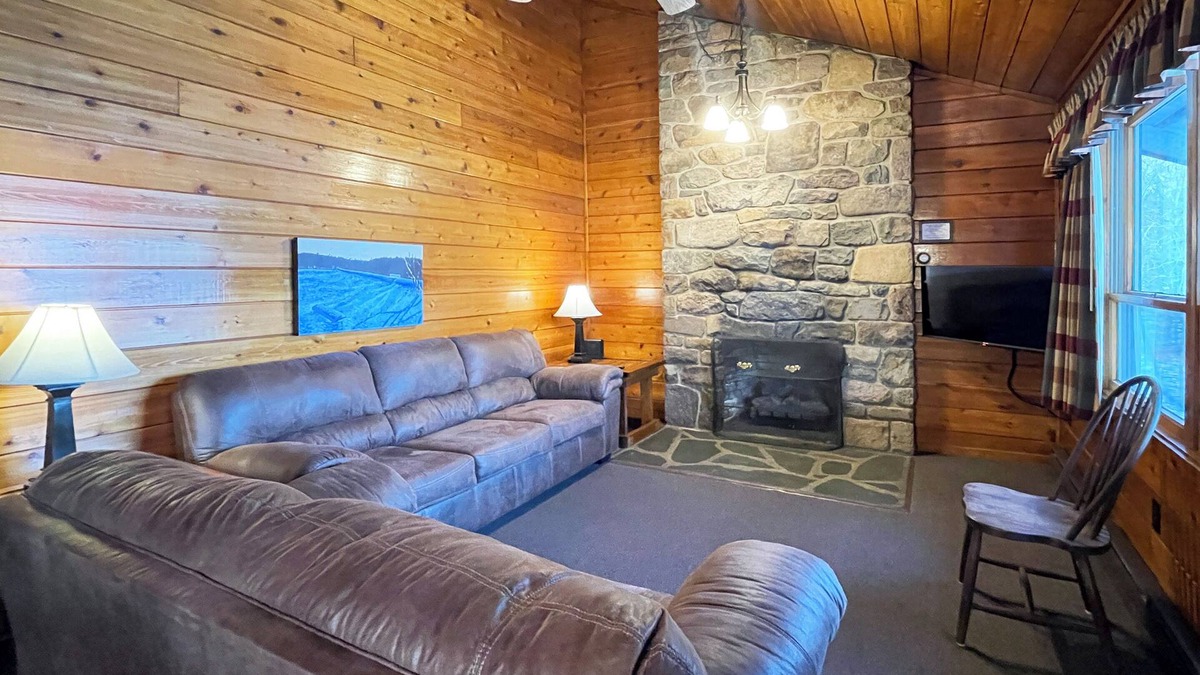 Reeders Cabin | Charming Lake View Cabin in the Poconos on Private Resort
