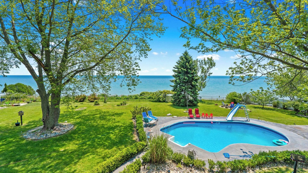 Romney Cottage | Charming lakefront 4-bedroom cottage with swimming pool & tennis court