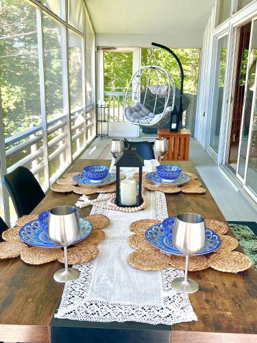 Barnstead House | Charming Lakefront Chalet, family and pet friendly