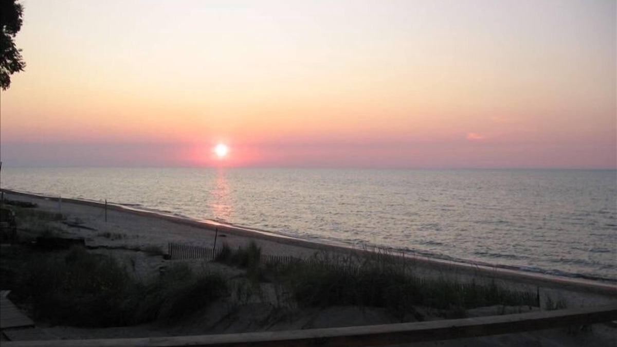Porter Beach Cottage | Charming Lakefront Cottage in Indiana Dunes