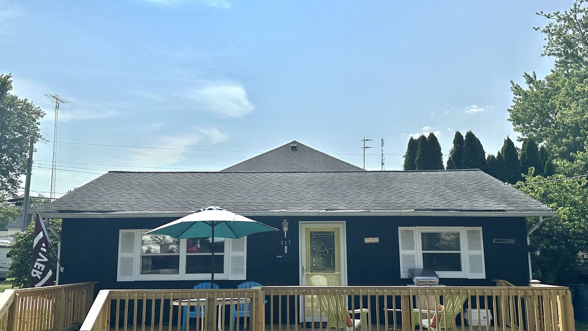 Culver House | Charming Lakehouse with huge yard - downtown Culver!