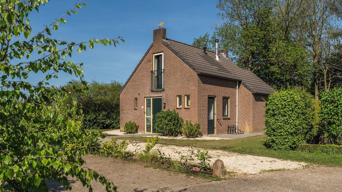 Ewijk Villa | Charming lakeside getaway with modern comfort and stunning water views. Perfect for a peaceful retreat or a romantic escape.