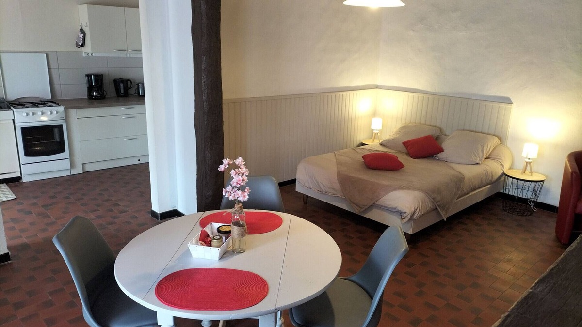 Migne Cottage | "Charming Lakeside Ground-Floor Cottage in Berry with Inclusive Amenities & Private Parking"