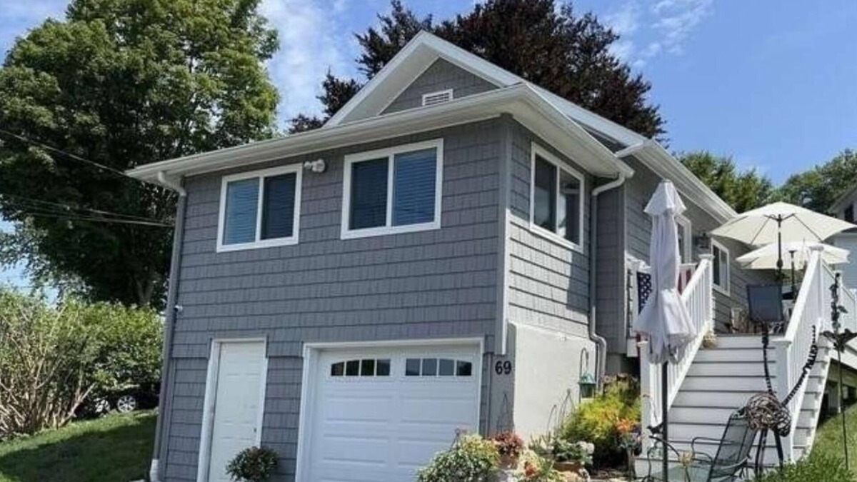 Pittsfield Cottage | Charming Lakeview Cottage in Heart of the Berkshires