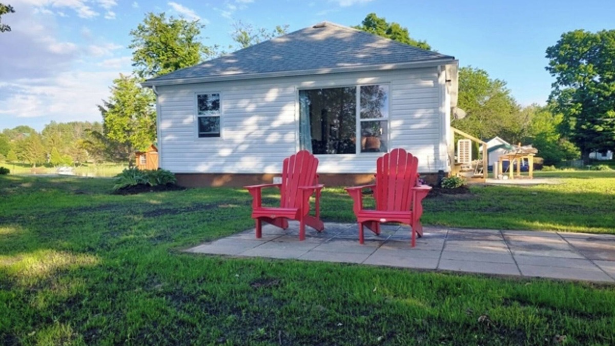 Rideau Lakes Cottage | Charming Lakeview Cottage on Waterfront -2 bedroom in Marvelous Westport Ontario