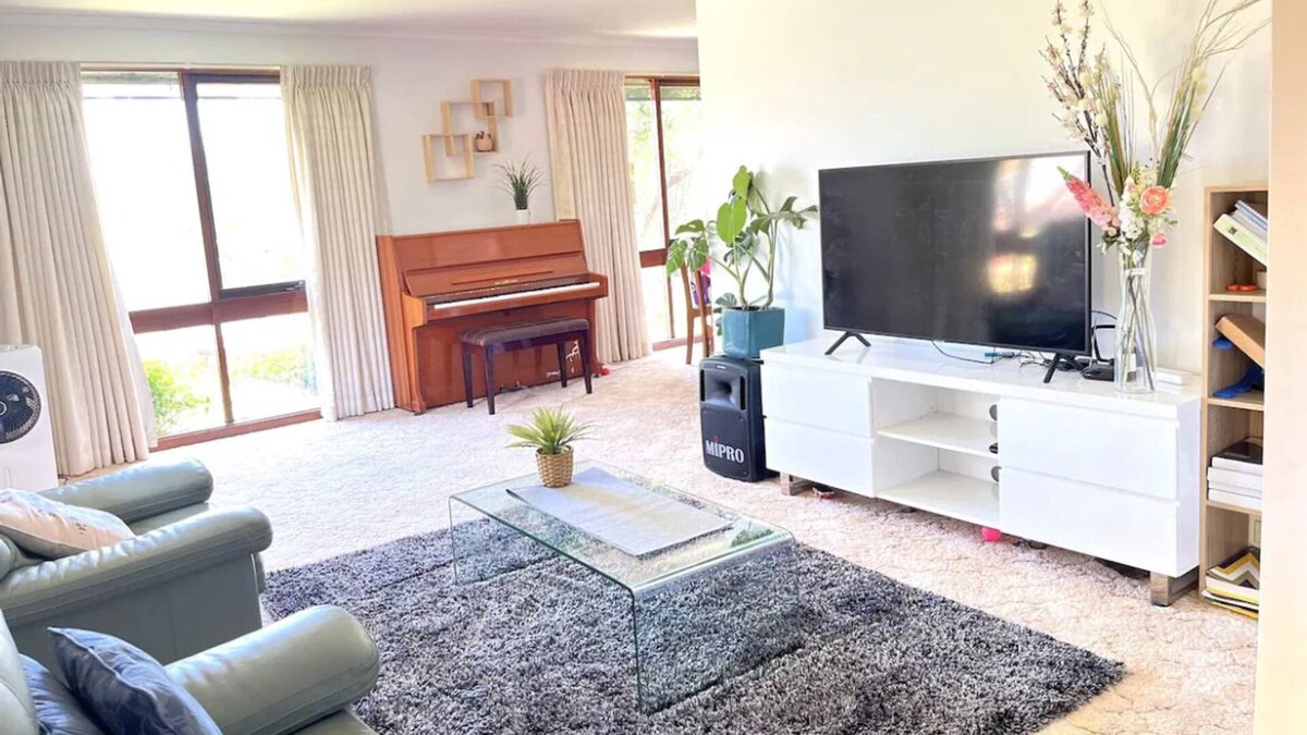 Florey House | Charming large 3 bed-home with free parking