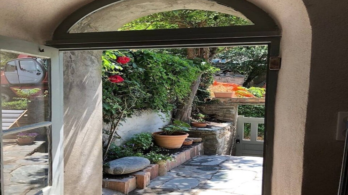 Nonza Apartment | Charming little garden apartment in village center