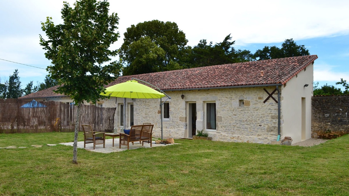 Pleuville House | Charming little house in the Charente Limousine for 4 people, swimming pool