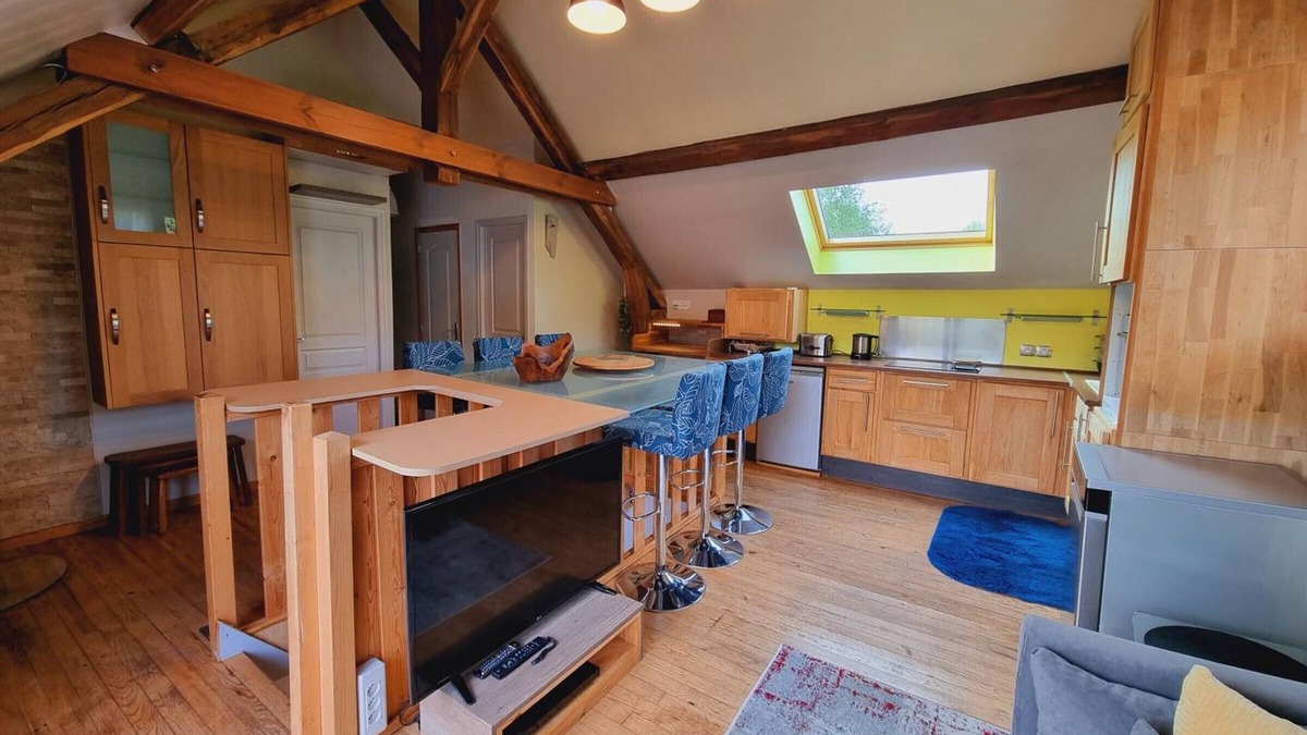 Orsinval Apartment | Charming Loft Above Organic Shop: 4 Bedrooms, Terrace, Near Hiking Trails & Golf