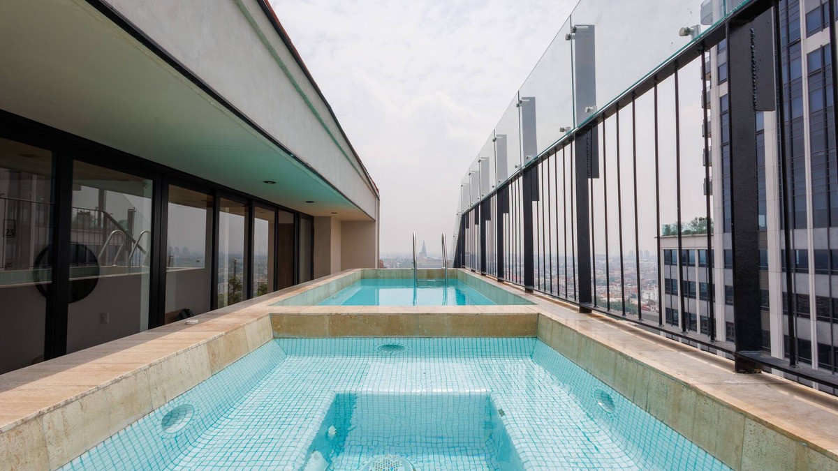 Ixtacalco Apartment | Charming Loft near Reforma Avenue with Roof Pool.