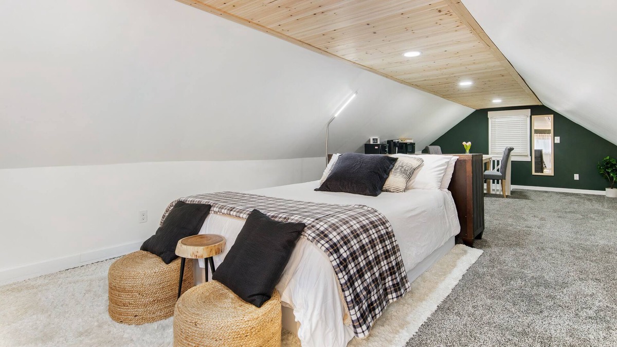 Moline Apartment | Charming Loft Studio near John Deere & Vibrant Arena!
