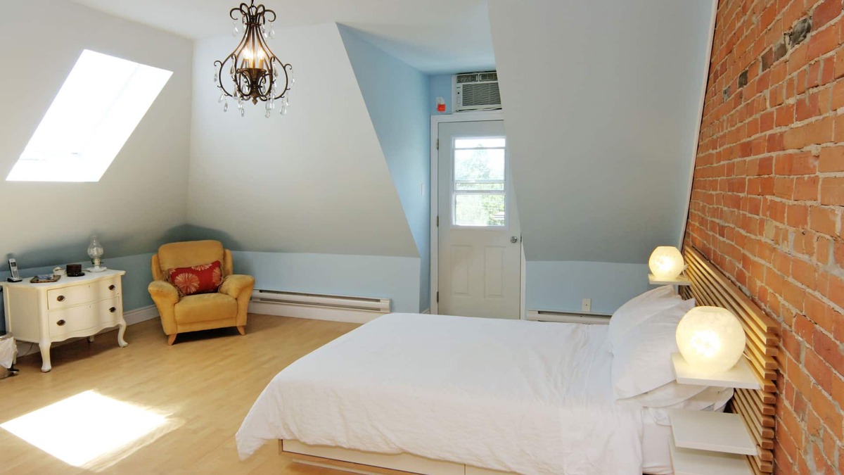 Palmerston Apartment | Charming Loft w/Skylight & Balconies!