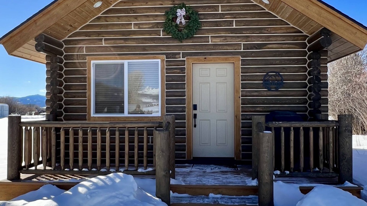 Victor Cabin | Charming Log Cabin close to GTNP with fishing access nearby